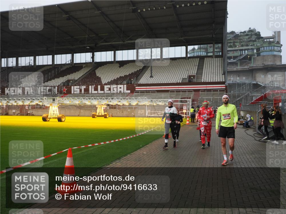 07.12.2025 - St. Pauli X-Mass-Run No. 15 Fabian Wolf http://msf.ph/oto/9416633 07.12.2025 11:10:57 Ziel 48, 660, 667, 669, 1400, 1402, 1584, 2616, 4574 meine-sportfotos.de