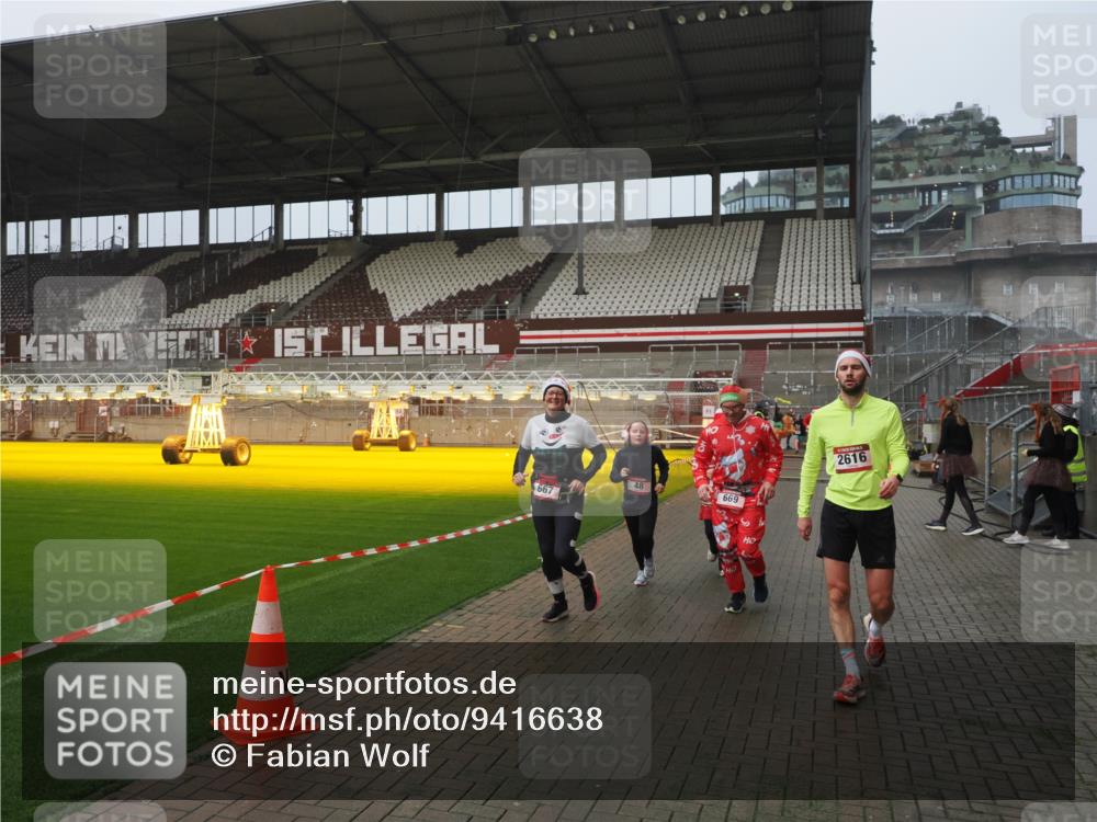 07.12.2025 - St. Pauli X-Mass-Run No. 15 Fabian Wolf http://msf.ph/oto/9416638 07.12.2025 11:10:58 Ziel 48, 660, 667, 669, 1400, 1402, 1584, 2616, 4574 meine-sportfotos.de