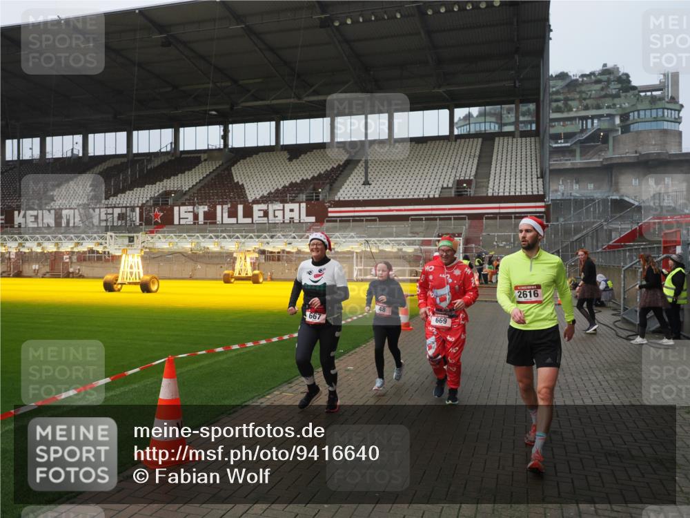 07.12.2025 - St. Pauli X-Mass-Run No. 15 Fabian Wolf http://msf.ph/oto/9416640 07.12.2025 11:10:59 Ziel 48, 660, 667, 669, 1400, 1402, 1584, 2616, 4574 meine-sportfotos.de