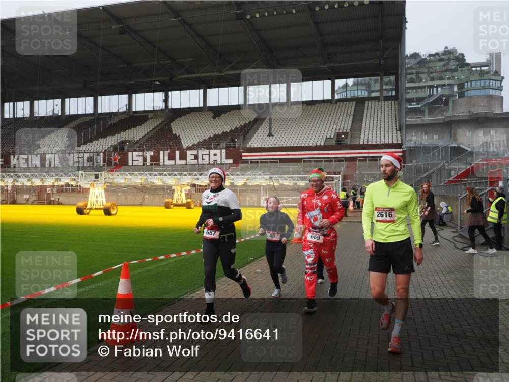 07.12.2025 - St. Pauli X-Mass-Run No. 15 Fabian Wolf http://msf.ph/oto/9416641 07.12.2025 11:10:59 Ziel 48, 660, 667, 669, 1400, 1402, 1584, 2616, 4574 meine-sportfotos.de