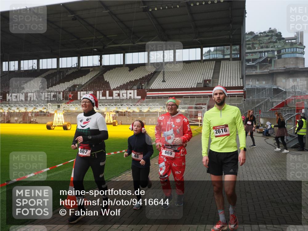 07.12.2025 - St. Pauli X-Mass-Run No. 15 Fabian Wolf http://msf.ph/oto/9416644 07.12.2025 11:11:00 Ziel 48, 660, 667, 669, 1400, 1402, 2616 meine-sportfotos.de