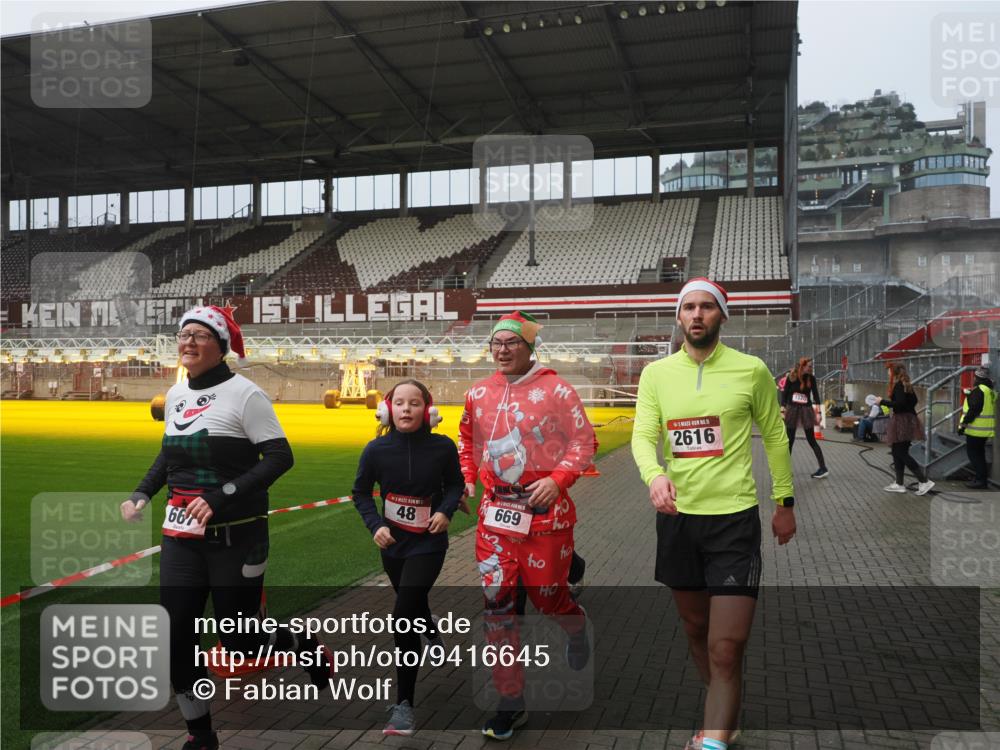 07.12.2025 - St. Pauli X-Mass-Run No. 15 Fabian Wolf http://msf.ph/oto/9416645 07.12.2025 11:11:00 Ziel 48, 660, 667, 669, 1400, 1402, 2616 meine-sportfotos.de