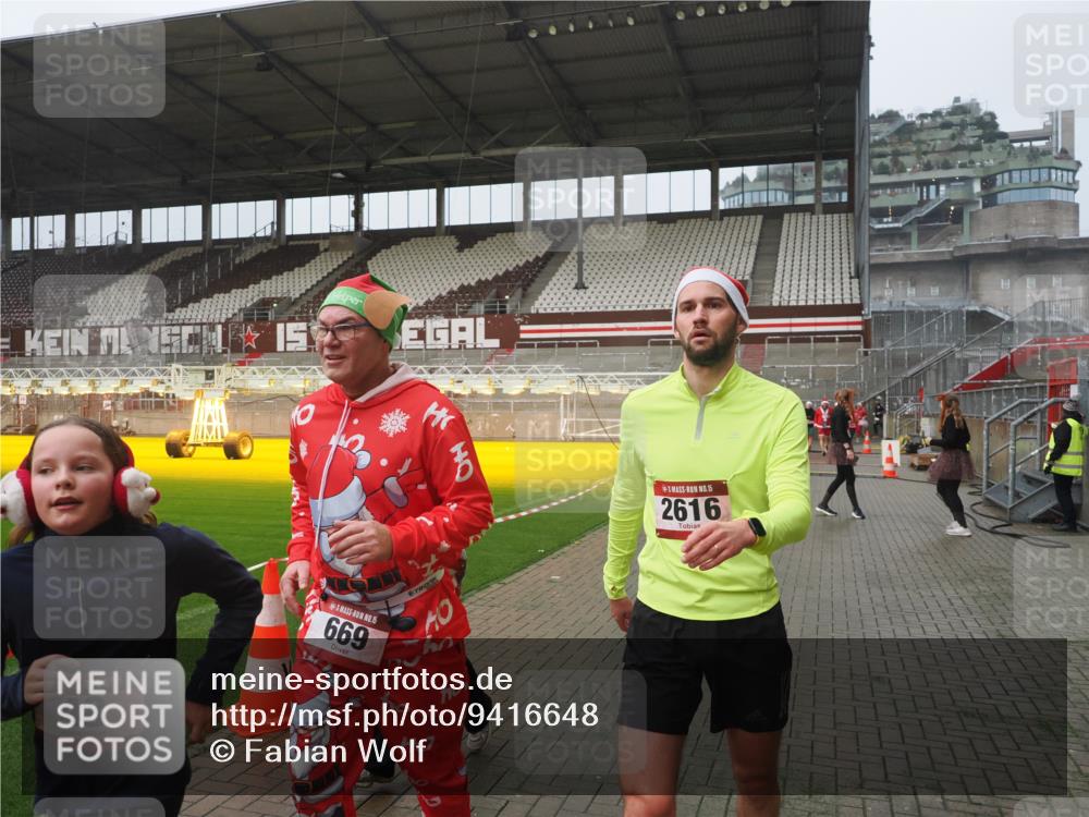 07.12.2025 - St. Pauli X-Mass-Run No. 15 Fabian Wolf http://msf.ph/oto/9416648 07.12.2025 11:11:00 Ziel 48, 660, 667, 669, 1400, 1402, 2616 meine-sportfotos.de