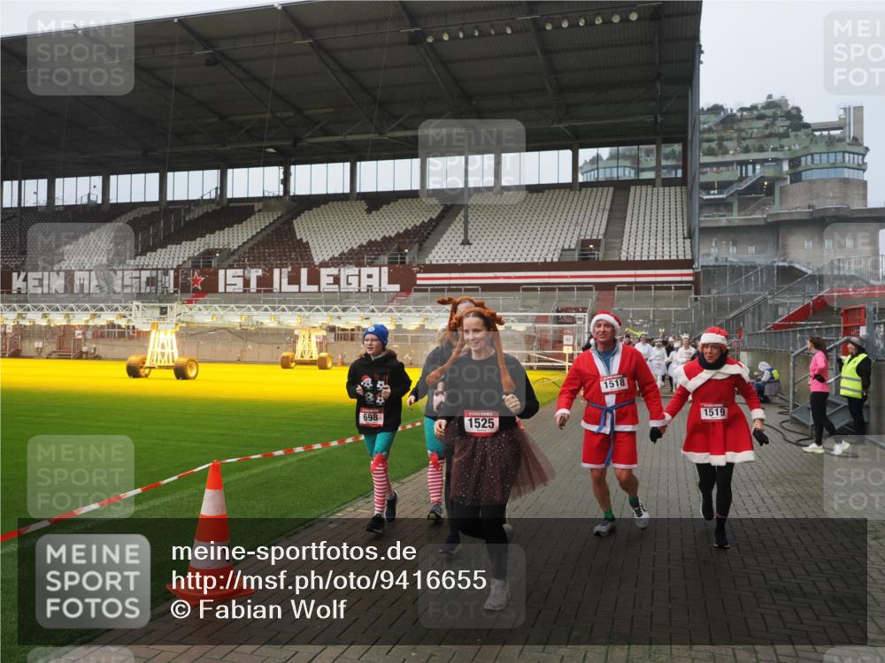 07.12.2025 - St. Pauli X-Mass-Run No. 15 Fabian Wolf http://msf.ph/oto/9416655 07.12.2025 11:11:11 Ziel 48, 411, 660, 667, 669, 697, 698, 777, 787, 788, 812, 815, 817, 832, 841, 909, 1518, 1519, 1557, 1565, 1568, 1619, 1707, 2258, 2742, 4801, 4813 meine-sportfotos.de