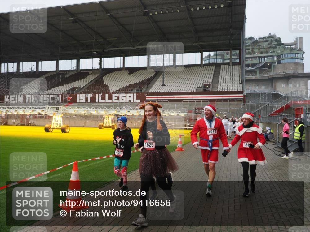 07.12.2025 - St. Pauli X-Mass-Run No. 15 Fabian Wolf http://msf.ph/oto/9416656 07.12.2025 11:11:11 Ziel 48, 411, 660, 667, 669, 697, 698, 777, 787, 788, 812, 815, 817, 832, 841, 909, 1518, 1519, 1557, 1565, 1568, 1619, 1707, 2258, 2742, 4801, 4813 meine-sportfotos.de