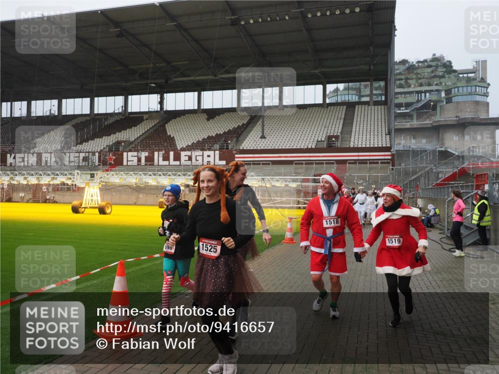 07.12.2025 - St. Pauli X-Mass-Run No. 15 Fabian Wolf http://msf.ph/oto/9416657 07.12.2025 11:11:11 Ziel 48, 411, 660, 667, 669, 697, 698, 777, 787, 788, 812, 815, 817, 832, 841, 909, 1518, 1519, 1557, 1565, 1568, 1619, 1707, 2258, 2742, 4801, 4813 meine-sportfotos.de