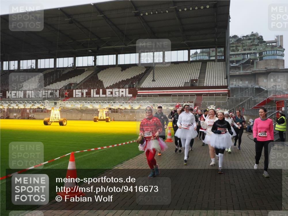 07.12.2025 - St. Pauli X-Mass-Run No. 15 Fabian Wolf http://msf.ph/oto/9416673 07.12.2025 11:11:17 Ziel 182, 190, 411, 697, 698, 777, 787, 788, 812, 815, 817, 832, 841, 909, 1145, 1146, 1147, 1518, 1519, 1557, 1565, 1568, 1619, 1707, 2258, 2742, 4801, 4805, 4806, 4810, 4813, 5005, 5006 meine-sportfotos.de