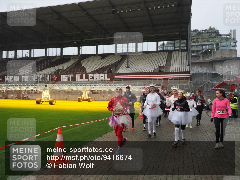 07.12.2025 - St. Pauli X-Mass-Run No. 15 Fabian Wolf http://msf.ph/oto/9416674 07.12.2025 11:11:17 Ziel 182, 190, 411, 697, 698, 777, 787, 788, 812, 815, 817, 832, 841, 909, 1145, 1146, 1147, 1518, 1519, 1557, 1565, 1568, 1619, 1707, 2258, 2742, 4801, 4805, 4806, 4810, 4813, 5005, 5006 meine-sportfotos.de