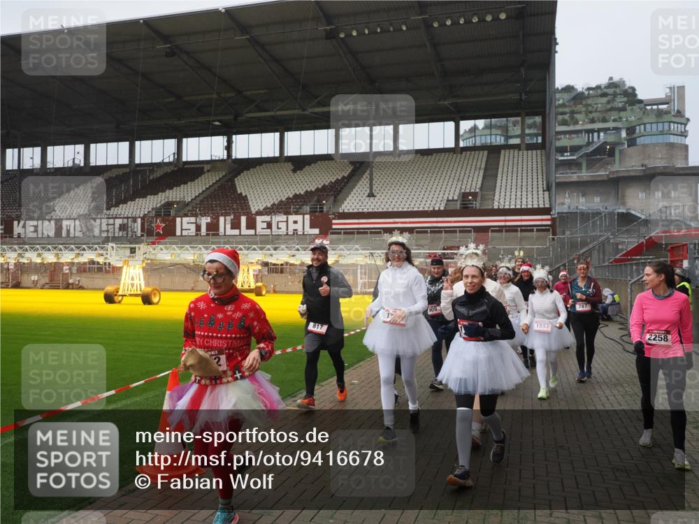 07.12.2025 - St. Pauli X-Mass-Run No. 15 Fabian Wolf http://msf.ph/oto/9416678 07.12.2025 11:11:18 Ziel 171, 182, 190, 411, 697, 698, 777, 787, 788, 812, 815, 817, 832, 841, 909, 1145, 1146, 1147, 1518, 1519, 1557, 1565, 1568, 1619, 1707, 2258, 2742, 4801, 4805, 4806, 4810, 4813, 5005, 5006 meine-sportfotos.de