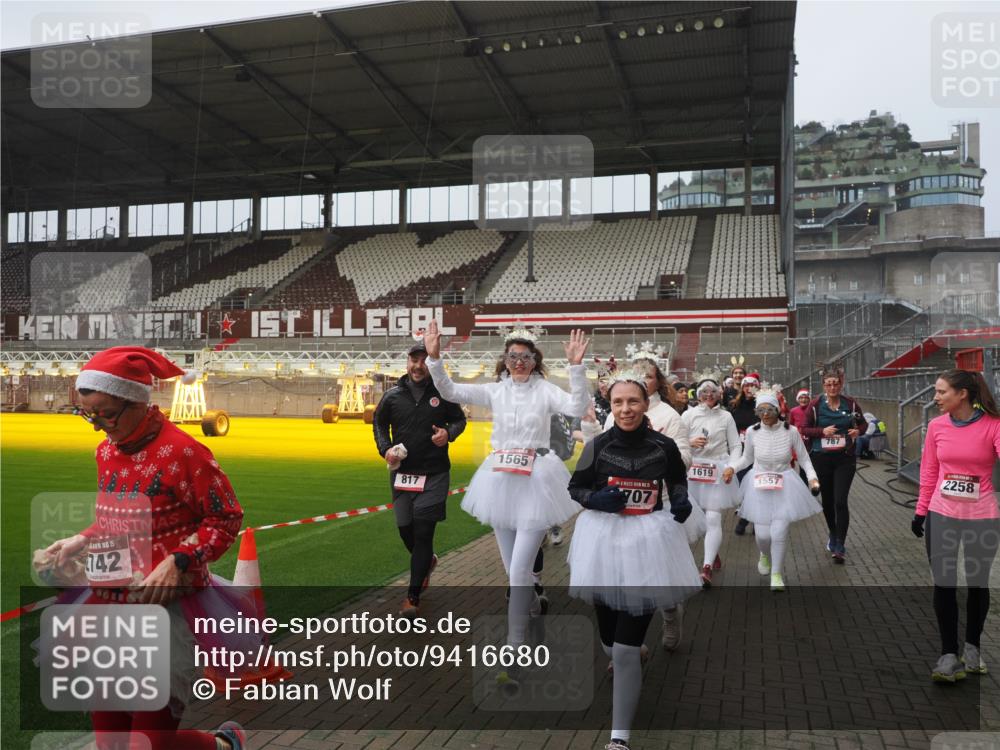 07.12.2025 - St. Pauli X-Mass-Run No. 15 Fabian Wolf http://msf.ph/oto/9416680 07.12.2025 11:11:18 Ziel 171, 182, 190, 411, 697, 698, 777, 787, 788, 812, 815, 817, 832, 841, 909, 1145, 1146, 1147, 1518, 1519, 1557, 1565, 1568, 1619, 1707, 2258, 2742, 4801, 4805, 4806, 4810, 4813, 5005, 5006 meine-sportfotos.de