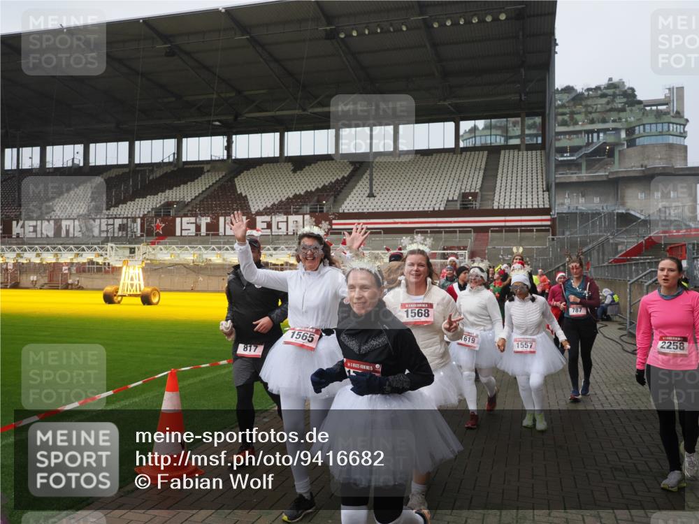 07.12.2025 - St. Pauli X-Mass-Run No. 15 Fabian Wolf http://msf.ph/oto/9416682 07.12.2025 11:11:18 Ziel 171, 182, 190, 411, 697, 698, 777, 787, 788, 812, 815, 817, 832, 841, 909, 1145, 1146, 1147, 1518, 1519, 1557, 1565, 1568, 1619, 1707, 2258, 2742, 4801, 4805, 4806, 4810, 4813, 5005, 5006 meine-sportfotos.de