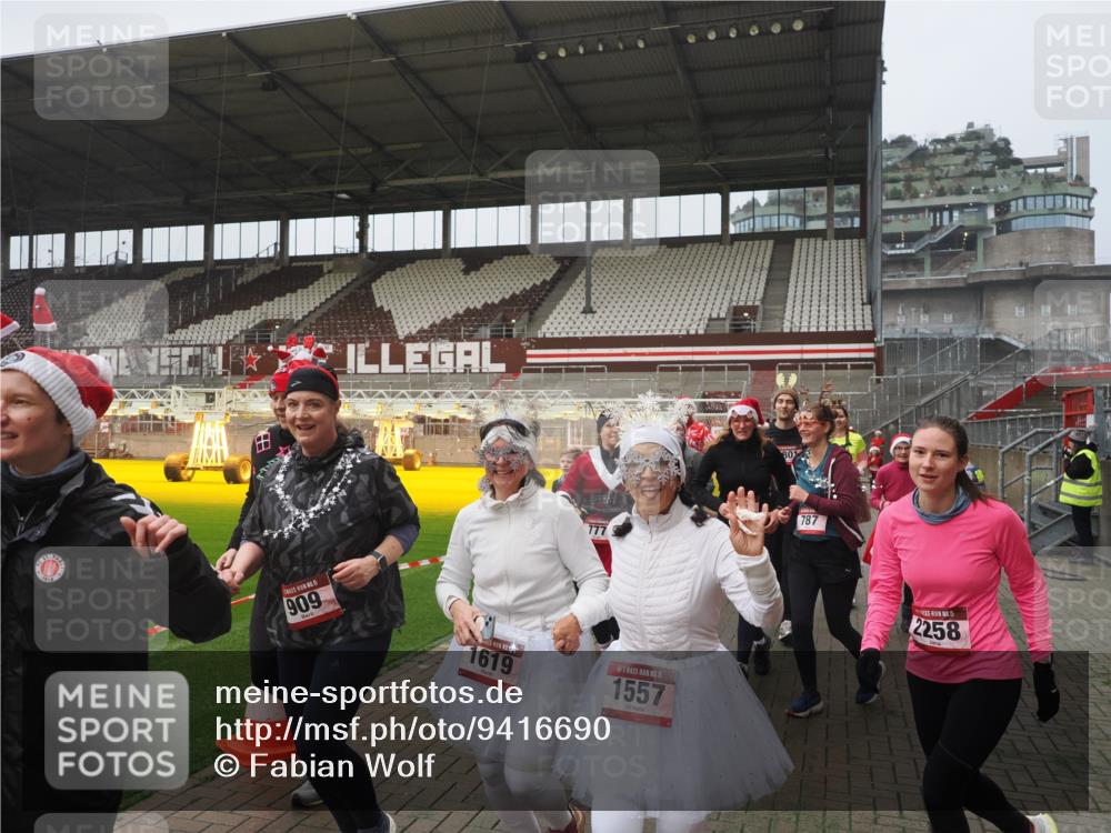 07.12.2025 - St. Pauli X-Mass-Run No. 15 Fabian Wolf http://msf.ph/oto/9416690 07.12.2025 11:11:20 Ziel 171, 182, 190, 411, 697, 698, 777, 787, 788, 812, 815, 817, 832, 841, 909, 1145, 1146, 1147, 1518, 1519, 1557, 1565, 1568, 1619, 1707, 1770, 2258, 2742, 4801, 4805, 4806, 4810, 4813, 5005, 5006 meine-sportfotos.de