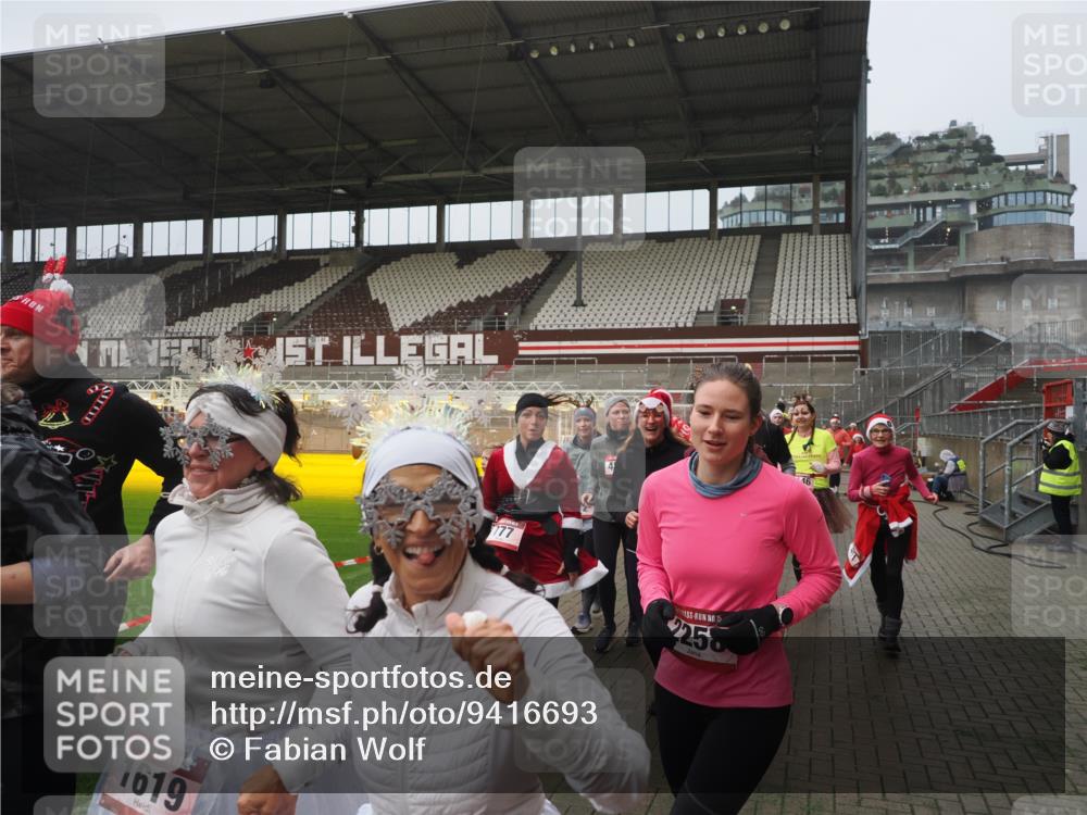 07.12.2025 - St. Pauli X-Mass-Run No. 15 Fabian Wolf http://msf.ph/oto/9416693 07.12.2025 11:11:21 Ziel 171, 182, 190, 411, 697, 698, 777, 787, 788, 812, 815, 817, 832, 841, 909, 1145, 1146, 1147, 1518, 1519, 1557, 1565, 1568, 1619, 1707, 1770, 2258, 2742, 4801, 4805, 4806, 4810, 4813, 5005, 5006 meine-sportfotos.de