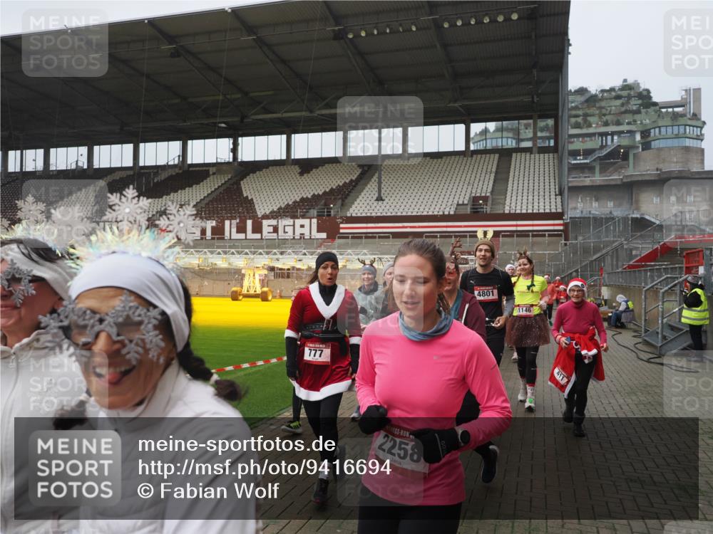 07.12.2025 - St. Pauli X-Mass-Run No. 15 Fabian Wolf http://msf.ph/oto/9416694 07.12.2025 11:11:21 Ziel 171, 182, 190, 411, 697, 698, 777, 787, 788, 812, 815, 817, 832, 841, 909, 1145, 1146, 1147, 1518, 1519, 1557, 1565, 1568, 1619, 1707, 1770, 2258, 2742, 4801, 4805, 4806, 4810, 4813, 5005, 5006 meine-sportfotos.de