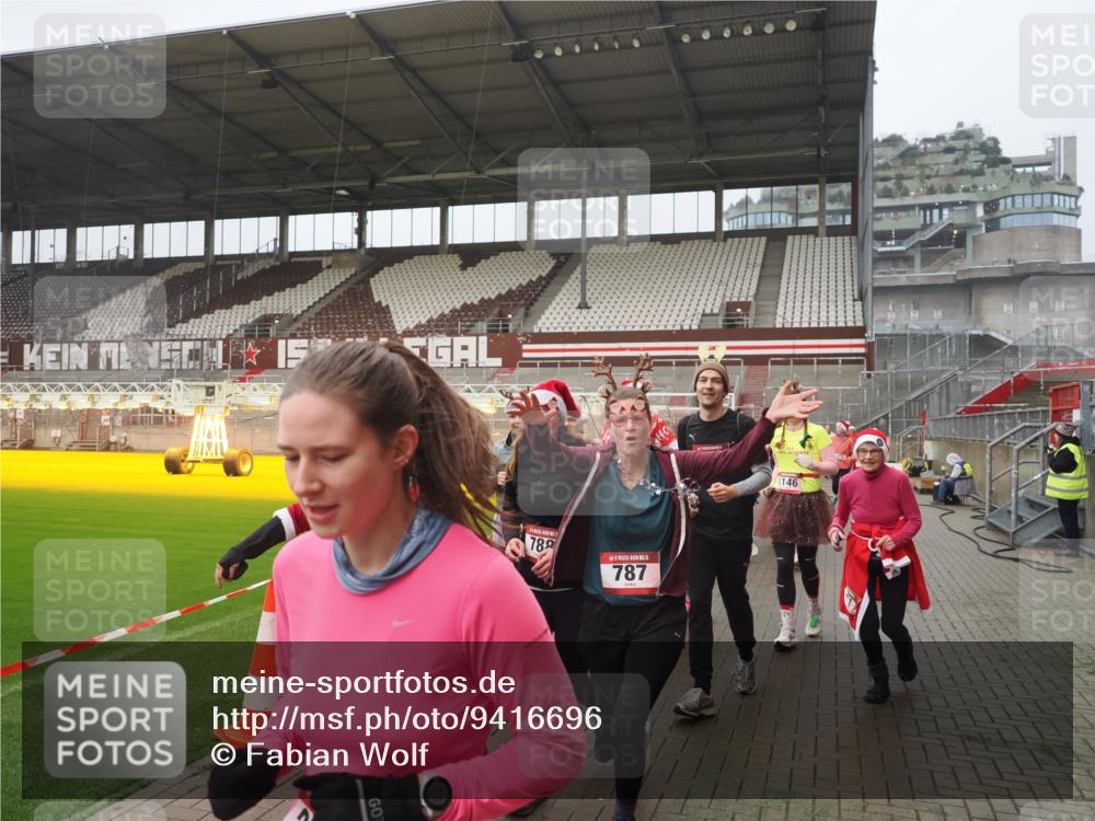 07.12.2025 - St. Pauli X-Mass-Run No. 15 Fabian Wolf http://msf.ph/oto/9416696 07.12.2025 11:11:21 Ziel 171, 182, 190, 411, 697, 698, 777, 787, 788, 812, 815, 817, 832, 841, 909, 1145, 1146, 1147, 1518, 1519, 1557, 1565, 1568, 1619, 1707, 1770, 2258, 2742, 4801, 4805, 4806, 4810, 4813, 5005, 5006 meine-sportfotos.de