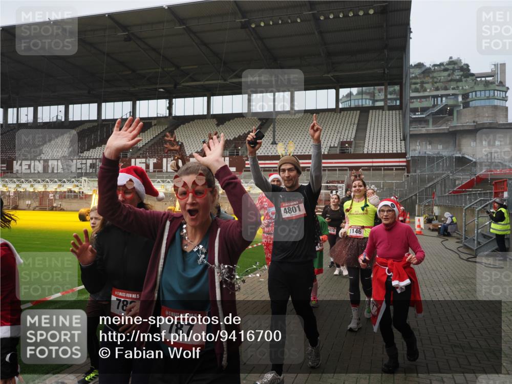 07.12.2025 - St. Pauli X-Mass-Run No. 15 Fabian Wolf http://msf.ph/oto/9416700 07.12.2025 11:11:22 Ziel 171, 182, 190, 411, 697, 698, 777, 787, 788, 812, 815, 817, 832, 841, 909, 1145, 1146, 1147, 1309, 1519, 1557, 1565, 1568, 1619, 1707, 1770, 2258, 2742, 4801, 4805, 4806, 4810, 4813, 5005, 5006 meine-sportfotos.de