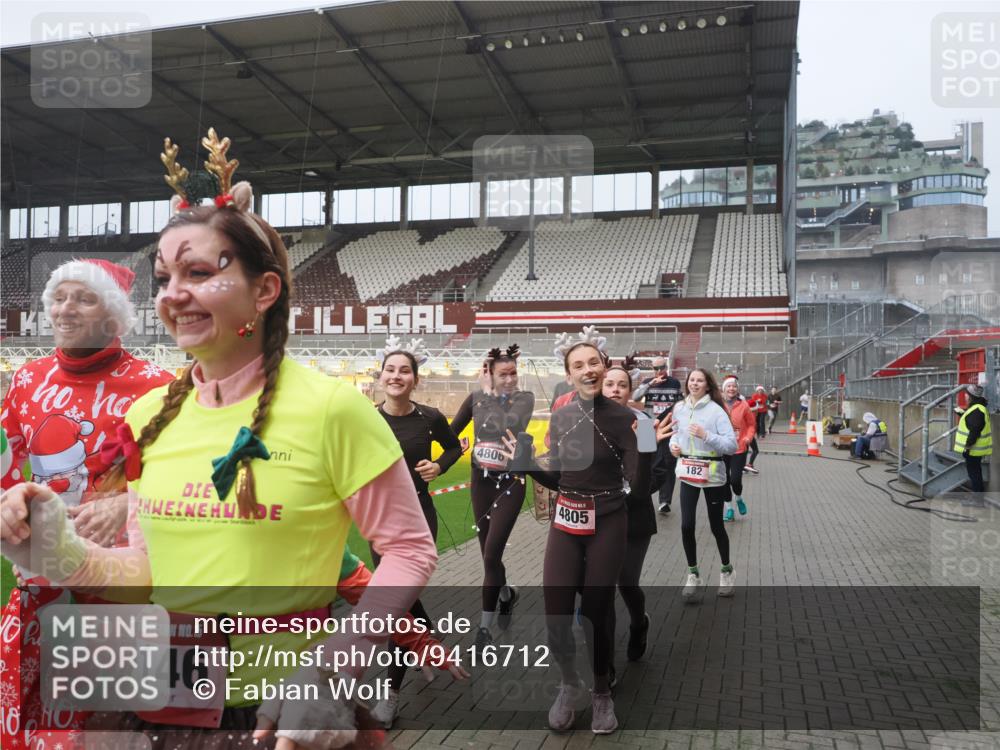 07.12.2025 - St. Pauli X-Mass-Run No. 15 Fabian Wolf http://msf.ph/oto/9416712 07.12.2025 11:11:25 Ziel 171, 182, 190, 411, 777, 787, 788, 812, 815, 817, 832, 841, 909, 1145, 1146, 1147, 1309, 1557, 1565, 1568, 1619, 1707, 1767, 1770, 2742, 4801, 4805, 4806, 4810, 4813, 5005, 5006 meine-sportfotos.de