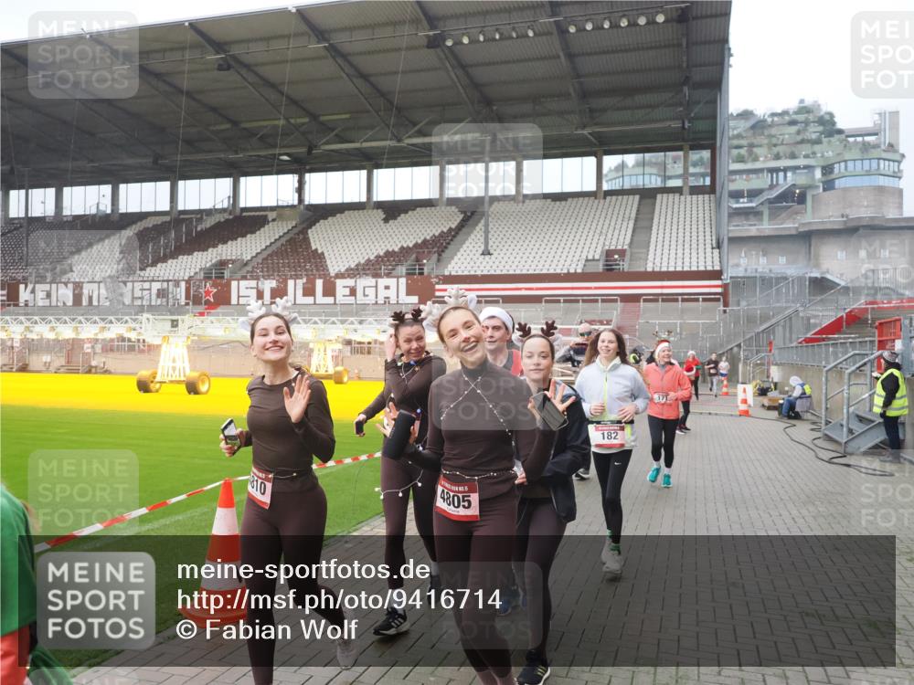 07.12.2025 - St. Pauli X-Mass-Run No. 15 Fabian Wolf http://msf.ph/oto/9416714 07.12.2025 11:11:25 Ziel 171, 182, 190, 411, 777, 787, 788, 812, 815, 817, 832, 841, 909, 1145, 1146, 1147, 1309, 1557, 1565, 1568, 1619, 1707, 1767, 1770, 2742, 4801, 4805, 4806, 4810, 4813, 5005, 5006 meine-sportfotos.de