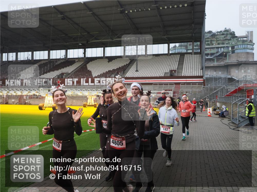 07.12.2025 - St. Pauli X-Mass-Run No. 15 Fabian Wolf http://msf.ph/oto/9416715 07.12.2025 11:11:25 Ziel 171, 182, 190, 411, 777, 787, 788, 812, 815, 817, 832, 841, 909, 1145, 1146, 1147, 1309, 1557, 1565, 1568, 1619, 1707, 1767, 1770, 2742, 4801, 4805, 4806, 4810, 4813, 5005, 5006 meine-sportfotos.de