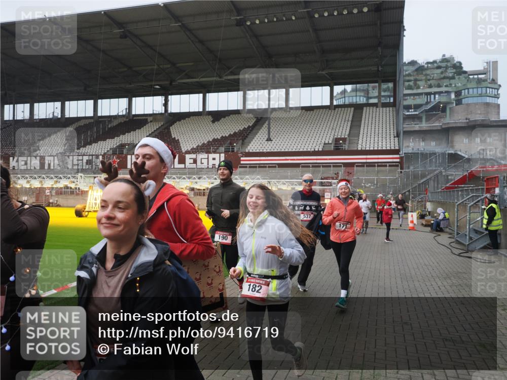 07.12.2025 - St. Pauli X-Mass-Run No. 15 Fabian Wolf http://msf.ph/oto/9416719 07.12.2025 11:11:26 Ziel 171, 182, 190, 411, 777, 787, 788, 812, 815, 817, 832, 841, 909, 1145, 1146, 1147, 1309, 1557, 1565, 1568, 1589, 1619, 1707, 1767, 1770, 2742, 4801, 4805, 4806, 4810, 4813, 5005, 5006 meine-sportfotos.de
