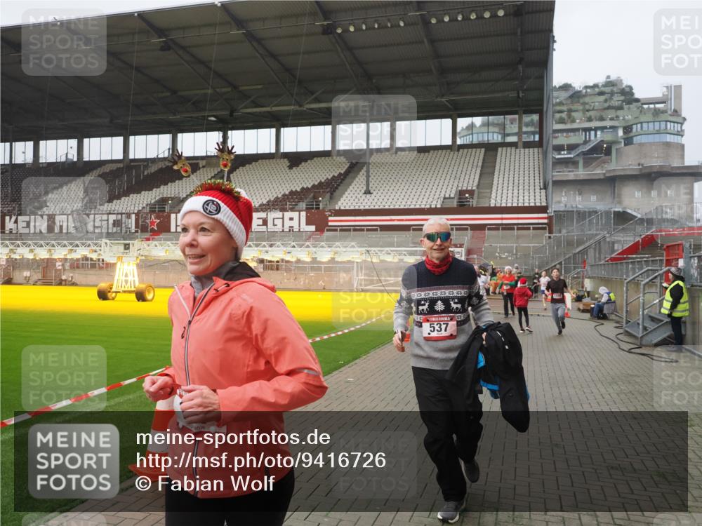 07.12.2025 - St. Pauli X-Mass-Run No. 15 Fabian Wolf http://msf.ph/oto/9416726 07.12.2025 11:11:28 Ziel 171, 182, 190, 411, 777, 787, 788, 812, 815, 817, 832, 841, 909, 1145, 1146, 1147, 1309, 1321, 1557, 1565, 1568, 1589, 1619, 1767, 1770, 4801, 4805, 4806, 4810, 4813, 5005, 5006 meine-sportfotos.de