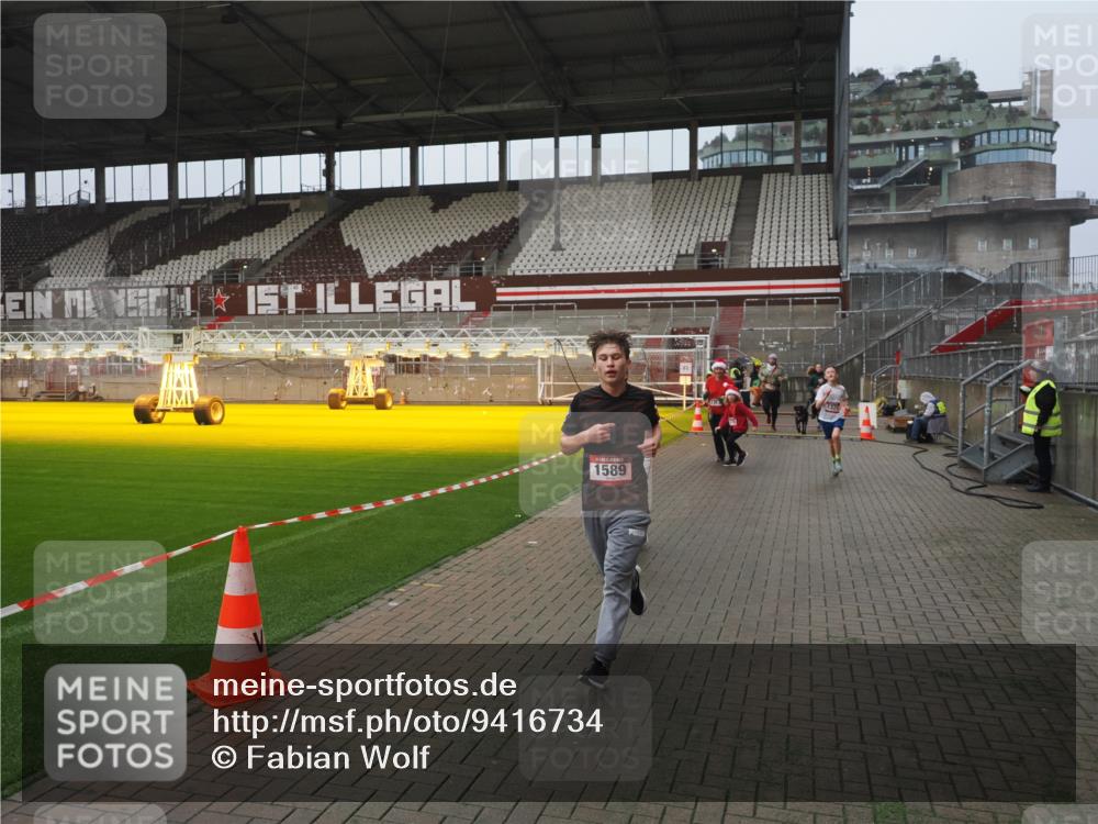 07.12.2025 - St. Pauli X-Mass-Run No. 15 Fabian Wolf http://msf.ph/oto/9416734 07.12.2025 11:11:31 Ziel 171, 182, 190, 411, 812, 815, 1145, 1146, 1147, 1309, 1321, 1589, 1711, 1714, 1767, 1770, 4805, 4806, 4810, 5005, 5006 meine-sportfotos.de