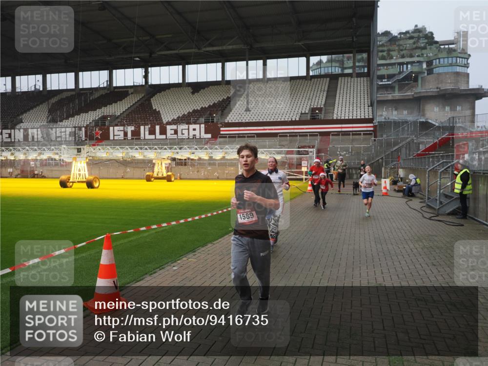 07.12.2025 - St. Pauli X-Mass-Run No. 15 Fabian Wolf http://msf.ph/oto/9416735 07.12.2025 11:11:31 Ziel 171, 182, 190, 411, 812, 815, 1145, 1146, 1147, 1309, 1321, 1589, 1711, 1714, 1767, 1770, 4805, 4806, 4810, 5005, 5006 meine-sportfotos.de