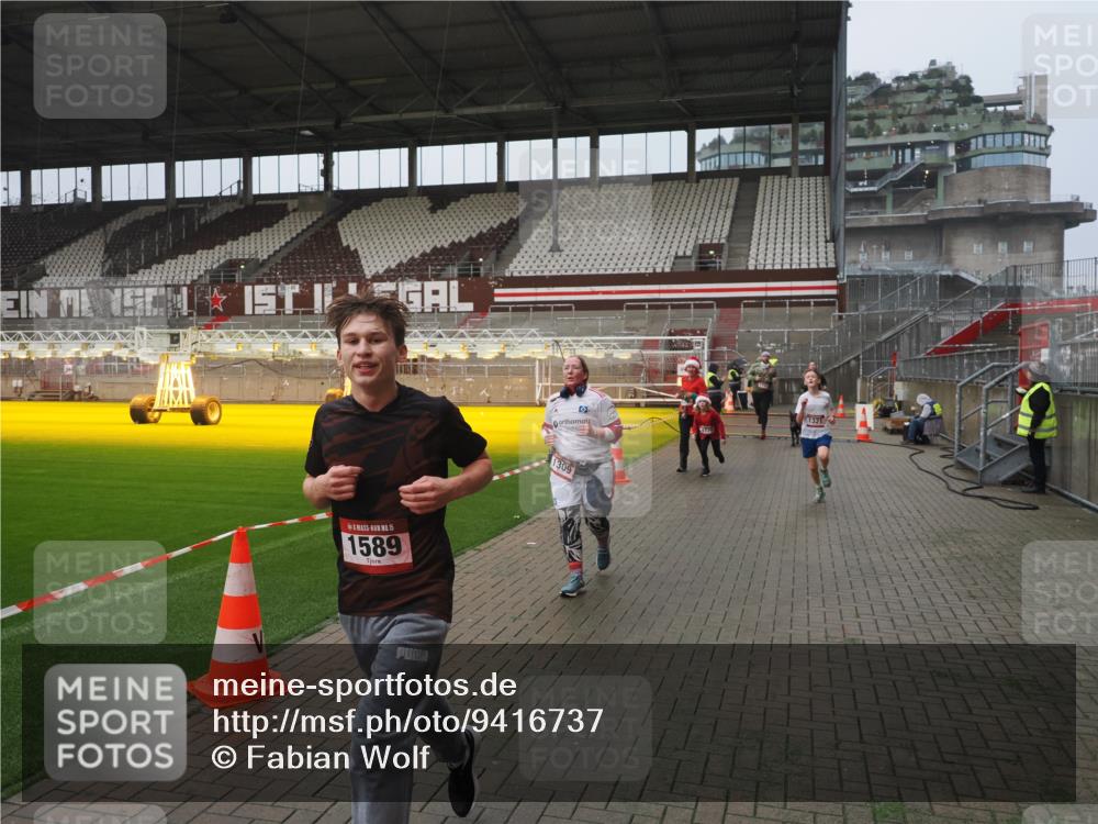 07.12.2025 - St. Pauli X-Mass-Run No. 15 Fabian Wolf http://msf.ph/oto/9416737 07.12.2025 11:11:32 Ziel 171, 182, 190, 1145, 1146, 1147, 1309, 1321, 1589, 1711, 1714, 1767, 1770, 4805, 4806, 4810, 5005, 5006 meine-sportfotos.de
