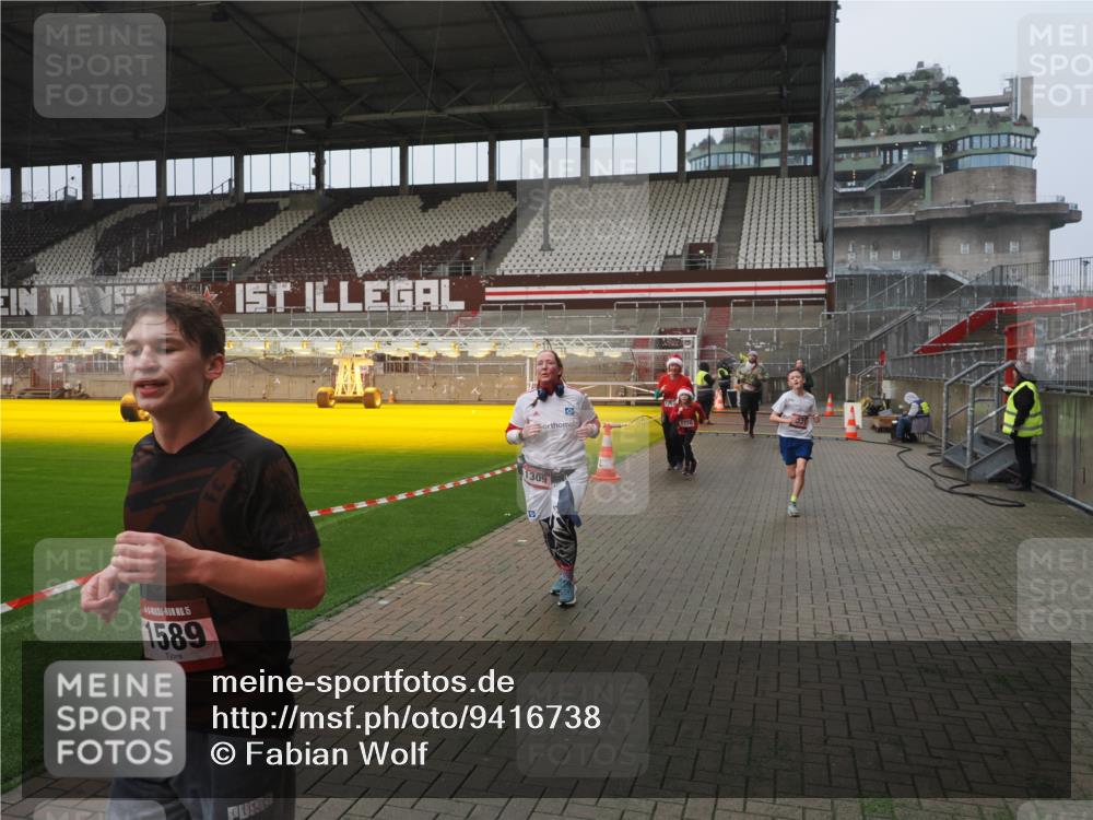 07.12.2025 - St. Pauli X-Mass-Run No. 15 Fabian Wolf http://msf.ph/oto/9416738 07.12.2025 11:11:32 Ziel 171, 182, 190, 1145, 1146, 1147, 1309, 1321, 1589, 1711, 1714, 1767, 1770, 4805, 4806, 4810, 5005, 5006 meine-sportfotos.de