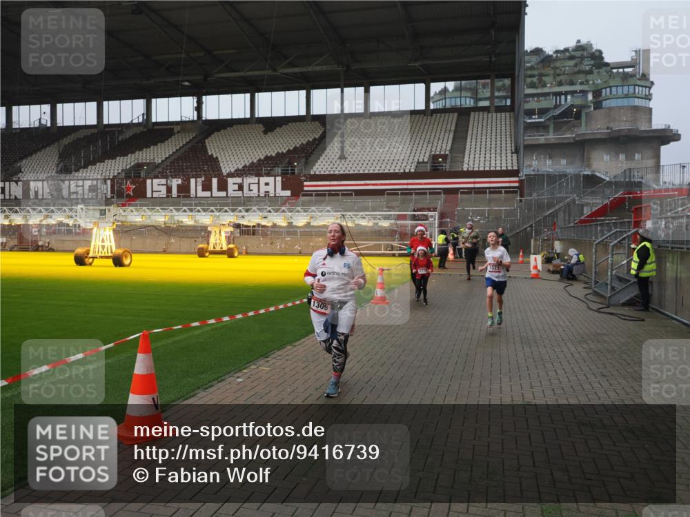 07.12.2025 - St. Pauli X-Mass-Run No. 15 Fabian Wolf http://msf.ph/oto/9416739 07.12.2025 11:11:32 Ziel 171, 182, 190, 1145, 1146, 1147, 1309, 1321, 1589, 1711, 1714, 1767, 1770, 4805, 4806, 4810, 5005, 5006 meine-sportfotos.de