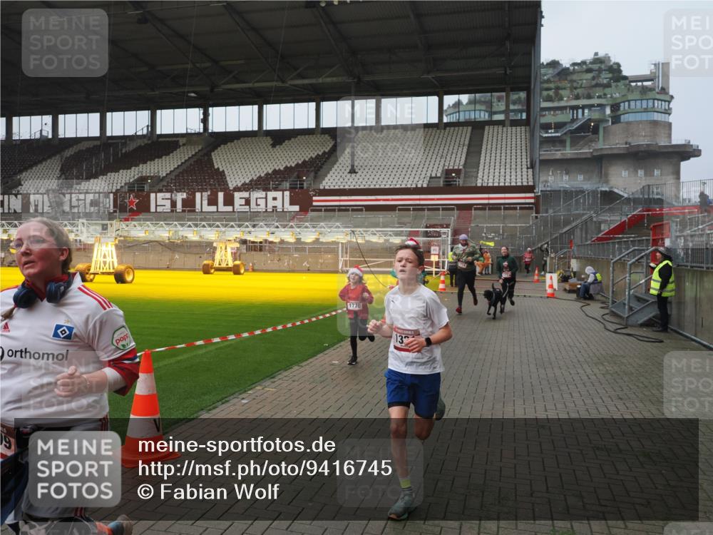 07.12.2025 - St. Pauli X-Mass-Run No. 15 Fabian Wolf http://msf.ph/oto/9416745 07.12.2025 11:11:33 Ziel 171, 182, 190, 1309, 1321, 1589, 1711, 1714, 1767, 1770, 4805, 4806, 4810, 5005, 5006 meine-sportfotos.de