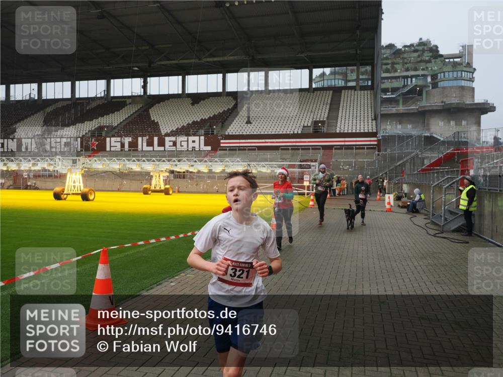 07.12.2025 - St. Pauli X-Mass-Run No. 15 Fabian Wolf http://msf.ph/oto/9416746 07.12.2025 11:11:34 Ziel 171, 182, 190, 1309, 1321, 1589, 1711, 1714, 1767, 1770, 4805, 4806, 4810, 5005, 5006 meine-sportfotos.de