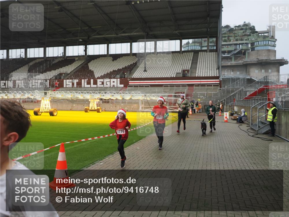 07.12.2025 - St. Pauli X-Mass-Run No. 15 Fabian Wolf http://msf.ph/oto/9416748 07.12.2025 11:11:34 Ziel 171, 182, 190, 1309, 1321, 1589, 1711, 1714, 1767, 1770, 4805, 4806, 4810, 5005, 5006 meine-sportfotos.de