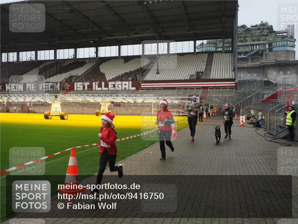 07.12.2025 - St. Pauli X-Mass-Run No. 15 Fabian Wolf http://msf.ph/oto/9416750 07.12.2025 11:11:35 Ziel 171, 182, 190, 1309, 1321, 1589, 1711, 1714, 1767, 1770, 4805, 4806, 4810, 5005, 5006 meine-sportfotos.de