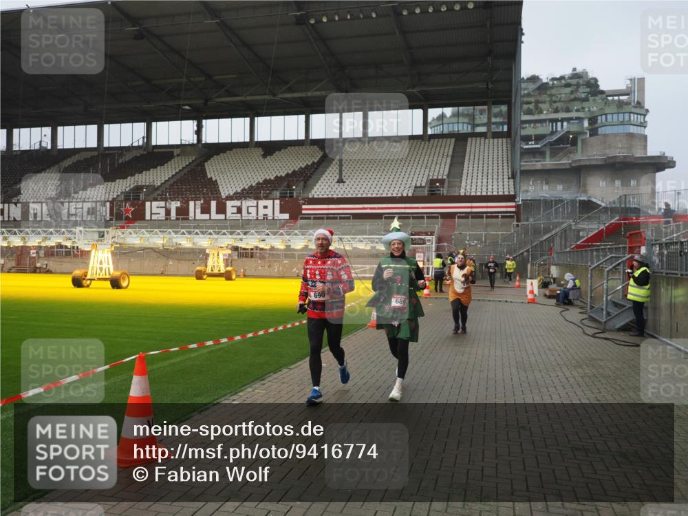 07.12.2025 - St. Pauli X-Mass-Run No. 15 Fabian Wolf http://msf.ph/oto/9416774 07.12.2025 11:11:47 Ziel 679, 689, 690, 694, 1186, 1321, 1711, 1714 meine-sportfotos.de