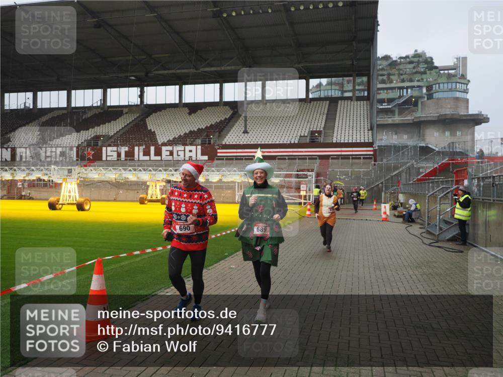 07.12.2025 - St. Pauli X-Mass-Run No. 15 Fabian Wolf http://msf.ph/oto/9416777 07.12.2025 11:11:47 Ziel 679, 689, 690, 694, 1186, 1321, 1711, 1714 meine-sportfotos.de