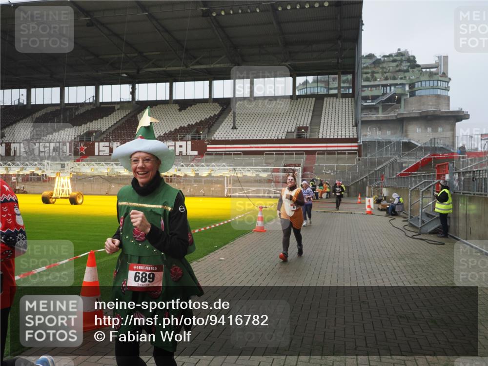 07.12.2025 - St. Pauli X-Mass-Run No. 15 Fabian Wolf http://msf.ph/oto/9416782 07.12.2025 11:11:48 Ziel 679, 689, 690, 694, 1186, 1321, 1711, 1714 meine-sportfotos.de
