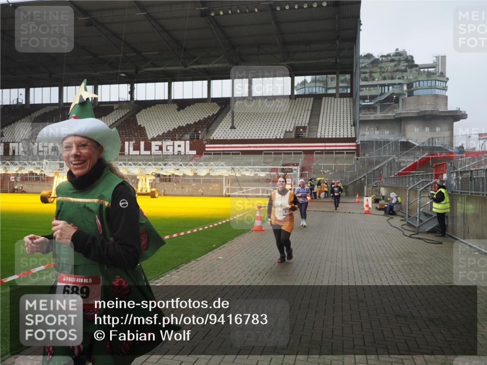 07.12.2025 - St. Pauli X-Mass-Run No. 15 Fabian Wolf http://msf.ph/oto/9416783 07.12.2025 11:11:48 Ziel 679, 689, 690, 694, 1186, 1321, 1711, 1714 meine-sportfotos.de