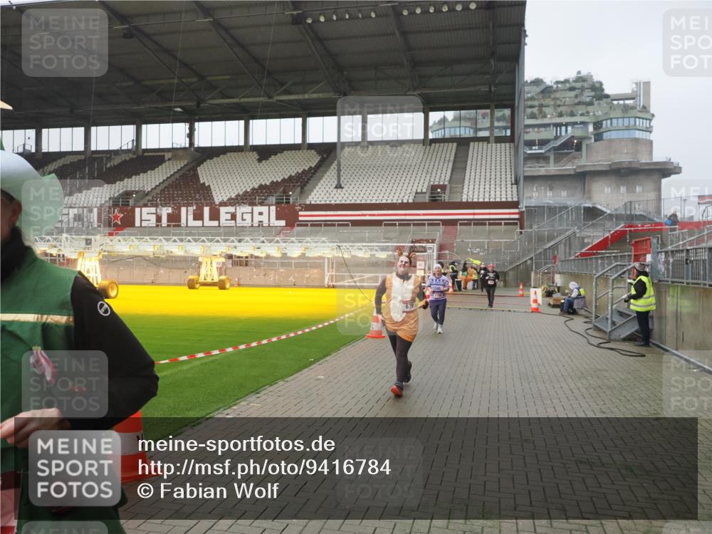 07.12.2025 - St. Pauli X-Mass-Run No. 15 Fabian Wolf http://msf.ph/oto/9416784 07.12.2025 11:11:48 Ziel 679, 689, 690, 694, 1186, 1321, 1711, 1714 meine-sportfotos.de