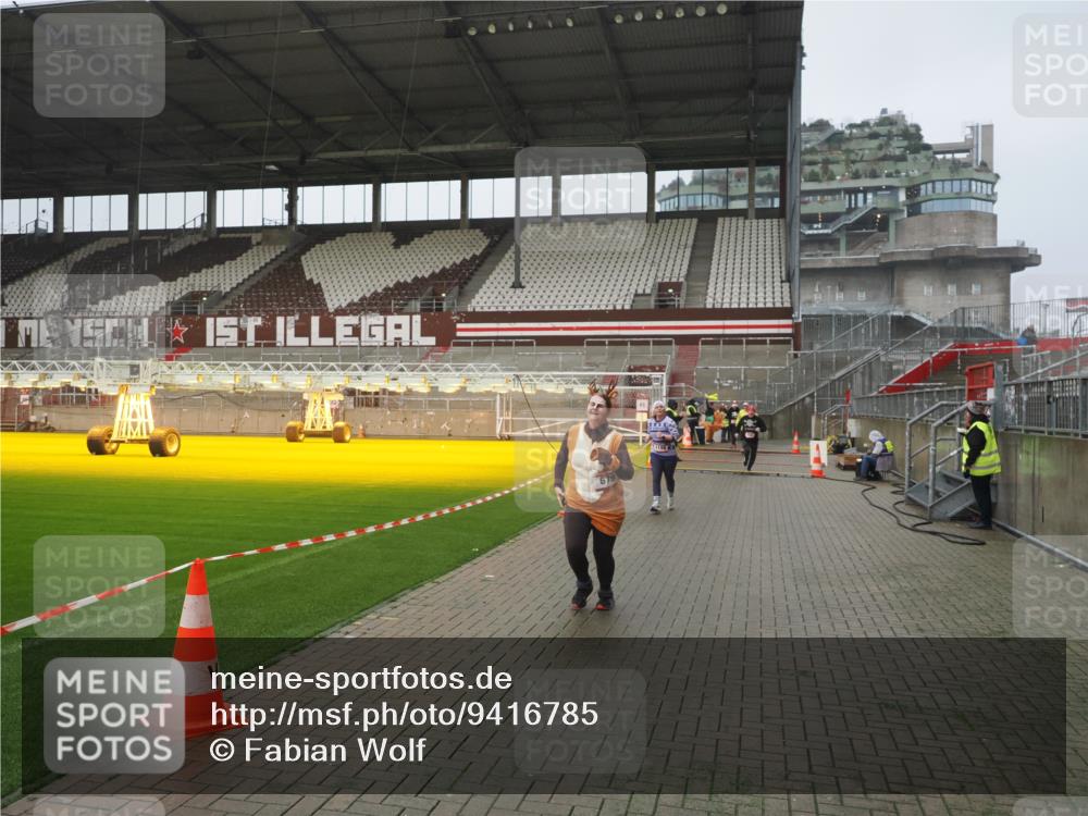 07.12.2025 - St. Pauli X-Mass-Run No. 15 Fabian Wolf http://msf.ph/oto/9416785 07.12.2025 11:11:49 Ziel 679, 689, 690, 694, 1186, 1711, 1714 meine-sportfotos.de