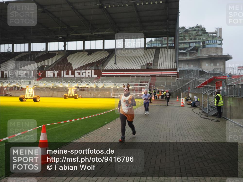 07.12.2025 - St. Pauli X-Mass-Run No. 15 Fabian Wolf http://msf.ph/oto/9416786 07.12.2025 11:11:49 Ziel 679, 689, 690, 694, 1186, 1711, 1714 meine-sportfotos.de