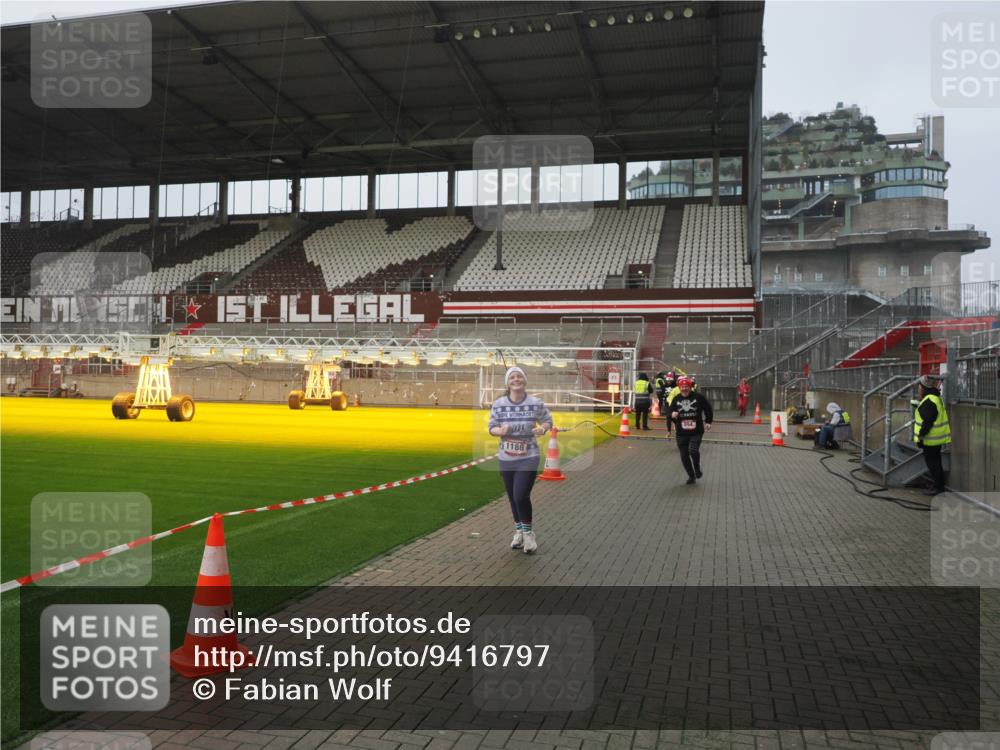 07.12.2025 - St. Pauli X-Mass-Run No. 15 Fabian Wolf http://msf.ph/oto/9416797 07.12.2025 11:11:52 Ziel 408, 437, 679, 689, 690, 694, 1186 meine-sportfotos.de