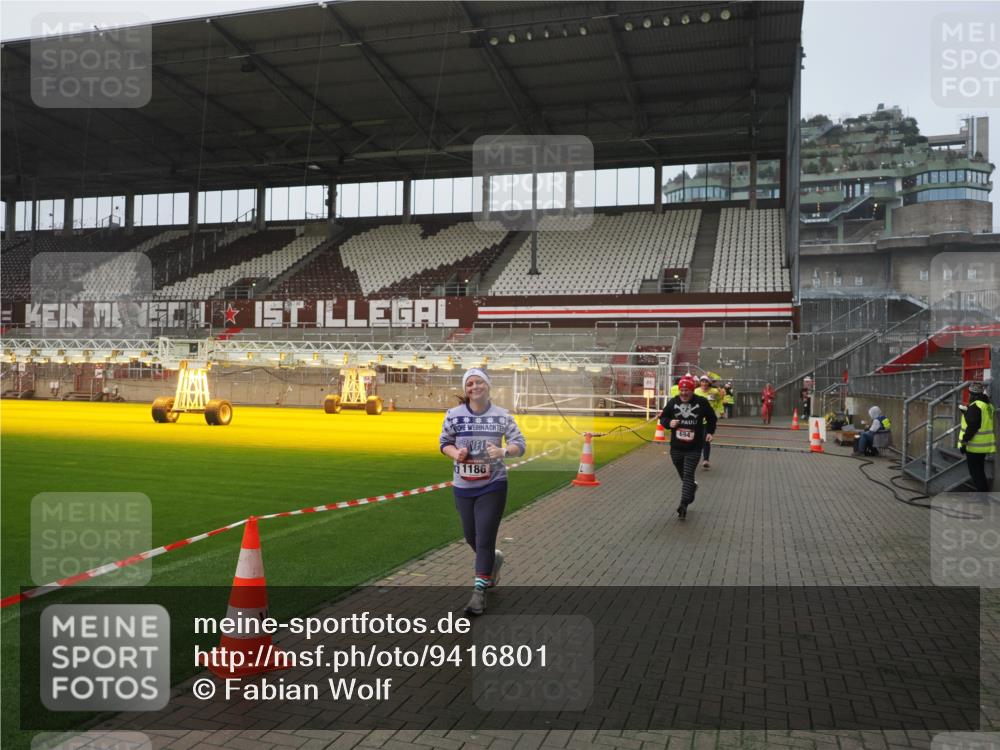 07.12.2025 - St. Pauli X-Mass-Run No. 15 Fabian Wolf http://msf.ph/oto/9416801 07.12.2025 11:11:52 Ziel 408, 437, 679, 689, 690, 694, 1186 meine-sportfotos.de