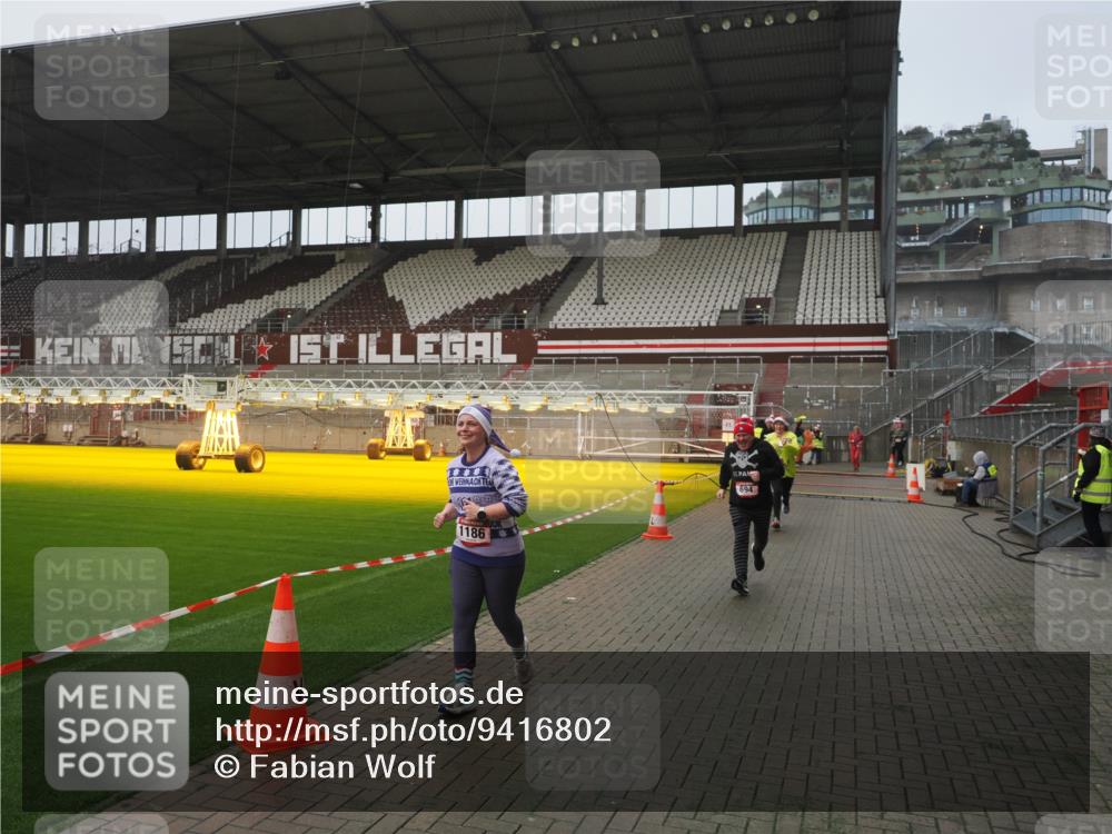 07.12.2025 - St. Pauli X-Mass-Run No. 15 Fabian Wolf http://msf.ph/oto/9416802 07.12.2025 11:11:53 Ziel 408, 437, 679, 689, 690, 694, 1186 meine-sportfotos.de