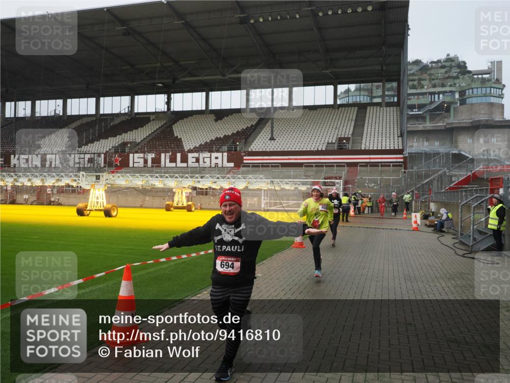 07.12.2025 - St. Pauli X-Mass-Run No. 15 Fabian Wolf http://msf.ph/oto/9416810 07.12.2025 11:11:54 Ziel 408, 437, 679, 689, 690, 694, 1186 meine-sportfotos.de