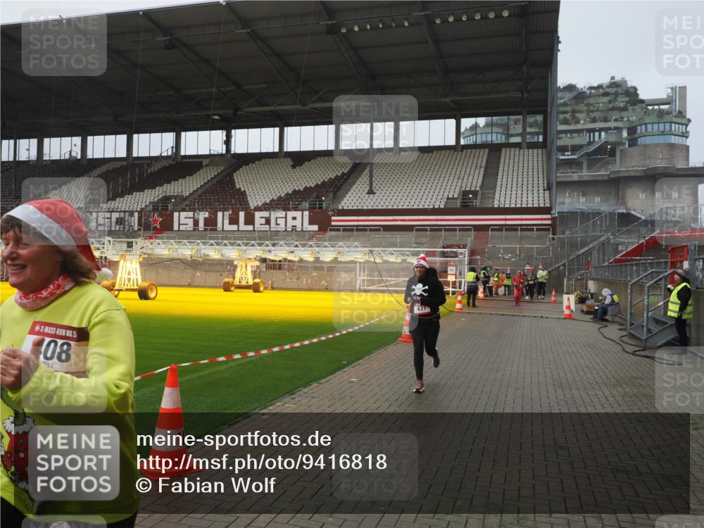 07.12.2025 - St. Pauli X-Mass-Run No. 15 Fabian Wolf http://msf.ph/oto/9416818 07.12.2025 11:11:56 Ziel 408, 437, 679, 689, 690, 694, 695, 1186 meine-sportfotos.de