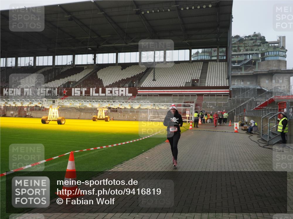 07.12.2025 - St. Pauli X-Mass-Run No. 15 Fabian Wolf http://msf.ph/oto/9416819 07.12.2025 11:11:56 Ziel 408, 437, 679, 689, 690, 694, 695, 1186 meine-sportfotos.de