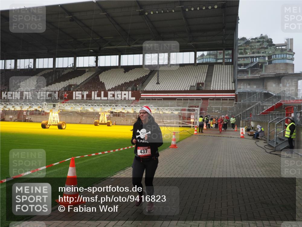 07.12.2025 - St. Pauli X-Mass-Run No. 15 Fabian Wolf http://msf.ph/oto/9416823 07.12.2025 11:11:57 Ziel 408, 437, 679, 689, 690, 694, 695, 1186 meine-sportfotos.de