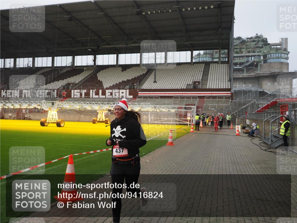 07.12.2025 - St. Pauli X-Mass-Run No. 15 Fabian Wolf http://msf.ph/oto/9416824 07.12.2025 11:11:57 Ziel 408, 437, 679, 689, 690, 694, 695, 1186 meine-sportfotos.de