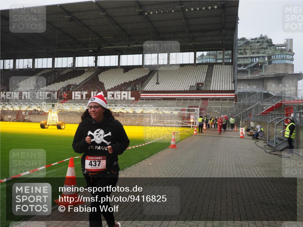07.12.2025 - St. Pauli X-Mass-Run No. 15 Fabian Wolf http://msf.ph/oto/9416825 07.12.2025 11:11:57 Ziel 408, 437, 679, 689, 690, 694, 695, 1186 meine-sportfotos.de
